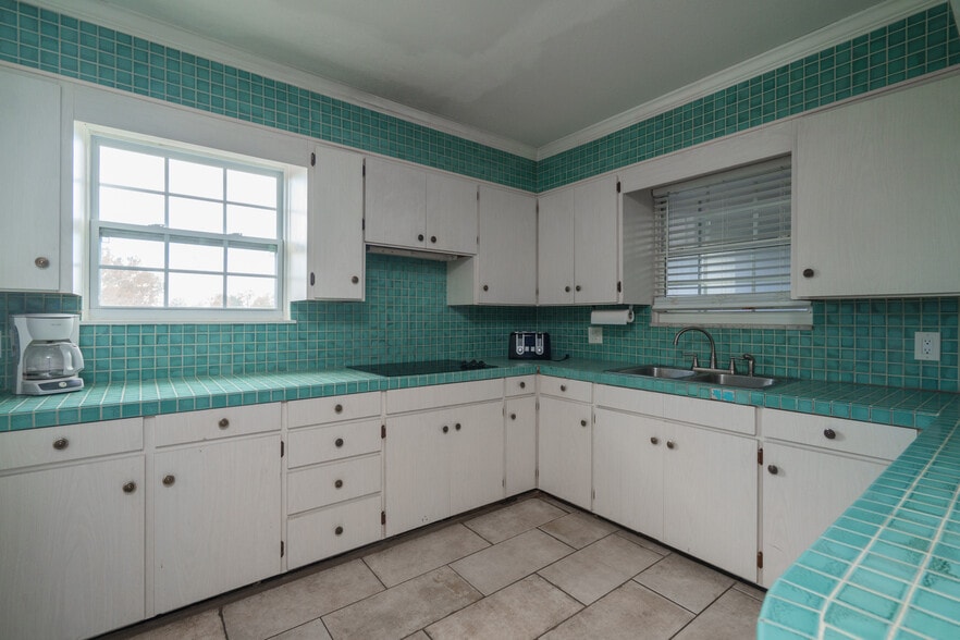 More Photos Of 1919 Drummond Ave, Panama City Distribution For Lease