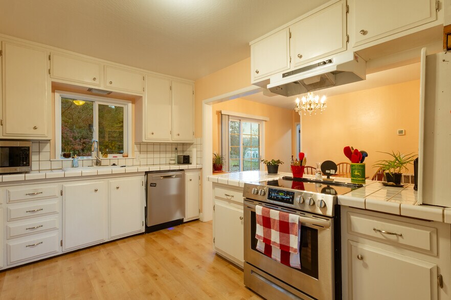 More Photos Of 3311 Rogue River Hwy, Gold Hill Specialty For Sale