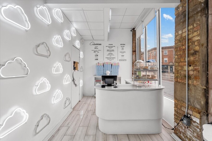 More Photos Of 3801-3809 N Clark St, Chicago Restaurant For Sale