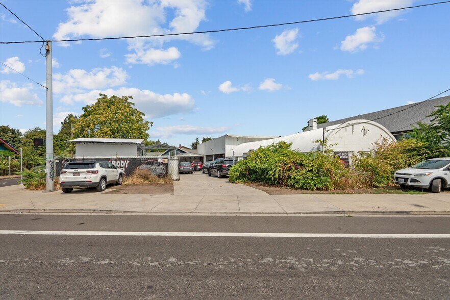More Photos Of 8705 SE Foster Rd, Portland Service For Lease