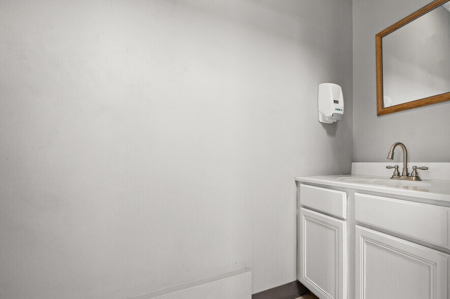 More Photos Of 10854 Vandale St, San Antonio Flex For Sale