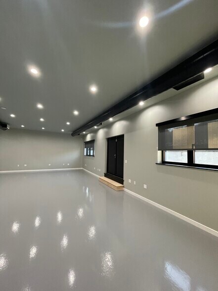 More Photos Of 194 Gordon St, Staten Island Showroom For Lease