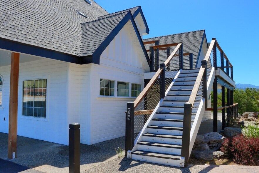 More Photos Of 49271 Golden Oak Loop, Oakhurst Hotel For Lease