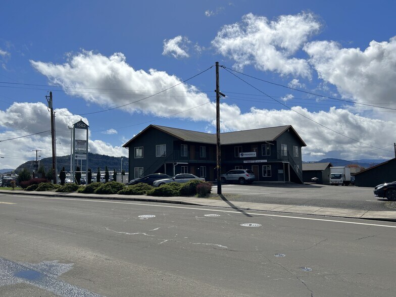 More Photos Of 1562 NE Vine St, Roseburg Office For Lease