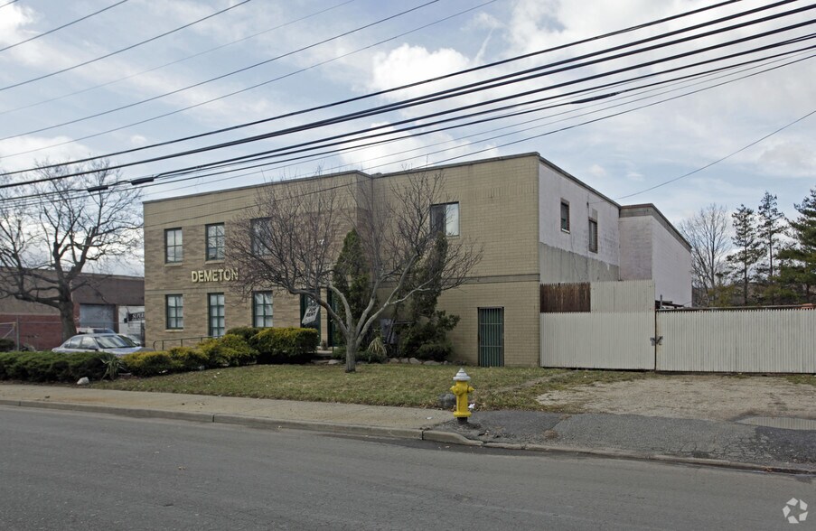 More Photos Of 48 Nancy St, West Babylon Flex For Sale