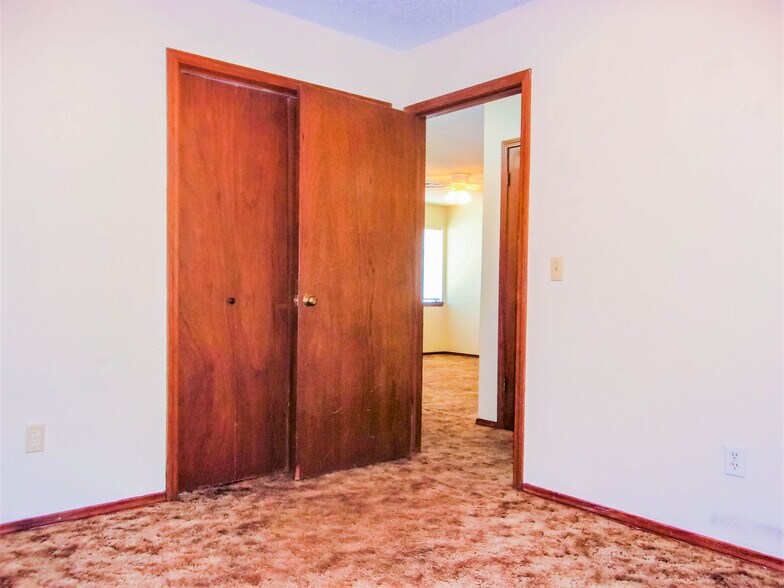 More Photos Of 210 NW North St, Minco Apartments For Sale