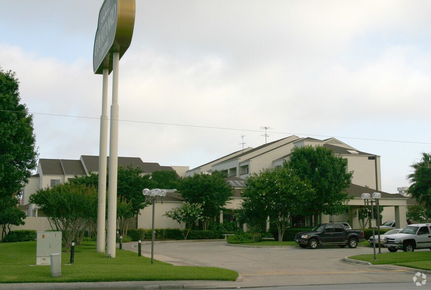 More Photos Of 8615 Broadway, San Antonio Hotel For Sale
