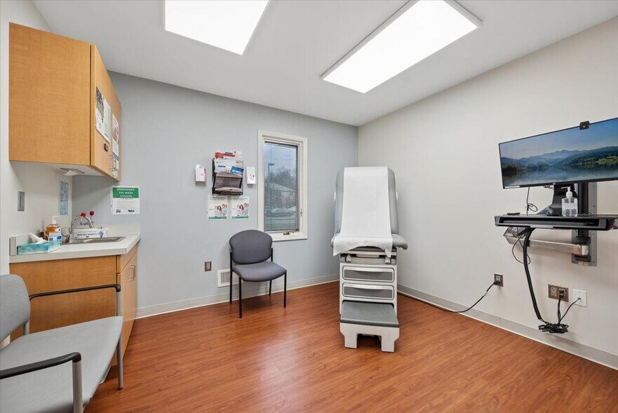 More Photos Of 762 US HIGHWAY 202/206, Bridgewater Medical For Lease