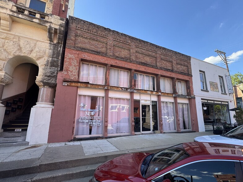 Primary Photo Of 208 W Main St, Waxahachie Storefront For Lease