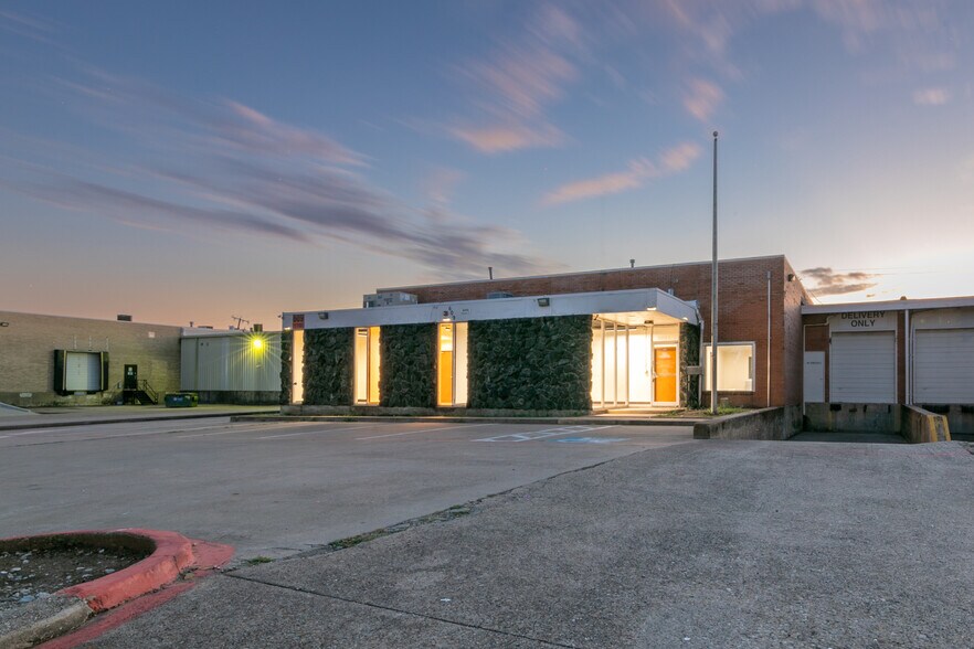 More Photos Of 609 112th St, Arlington Manufacturing For Lease