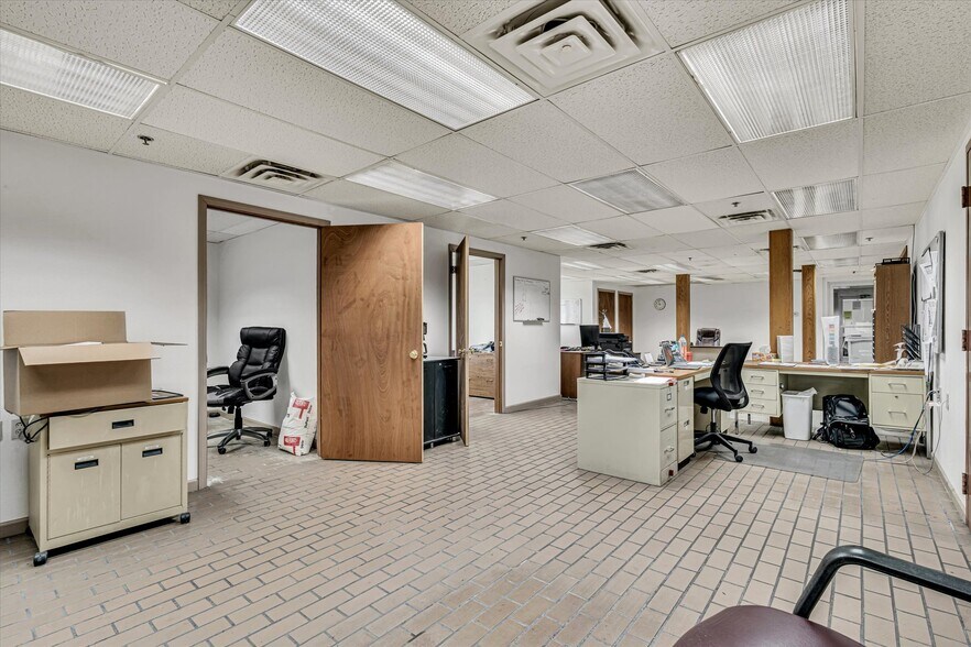 More Photos Of 202 1st St S, Kalona Manufacturing For Sale
