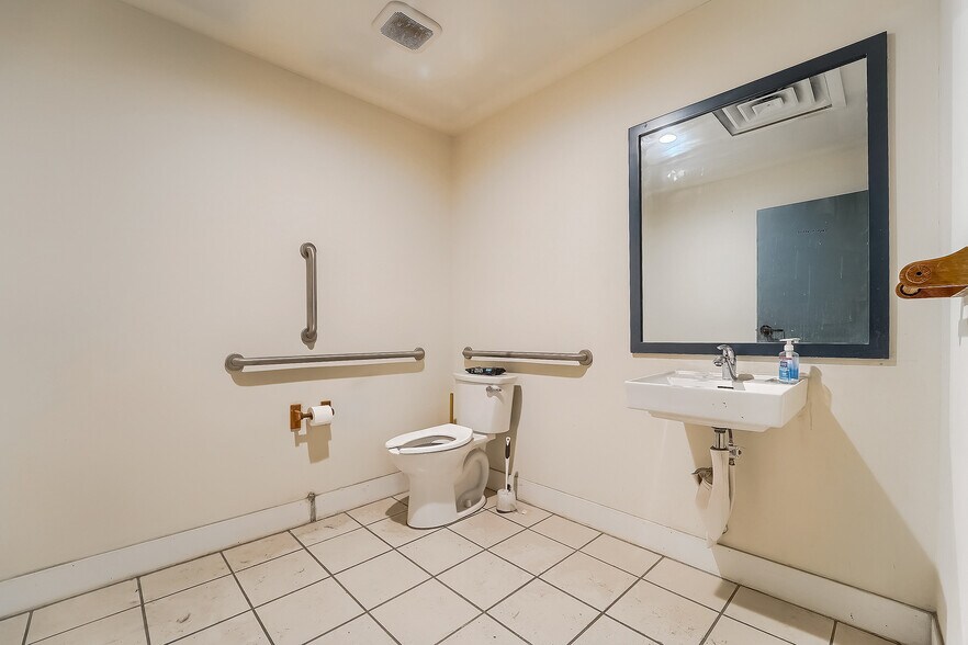 More Photos Of 611 2nd Ave, Longmont Showroom For Sale