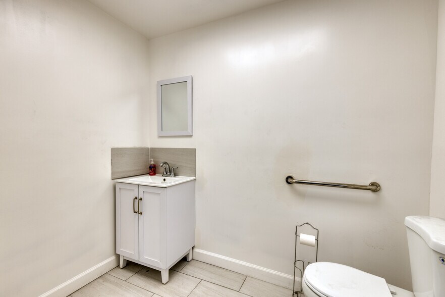 More Photos Of 5953 Roosevelt Blvd, Jacksonville Storefront Retail Office For Lease