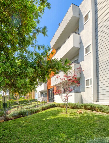 More Photos Of 5535 Carlton Way, Los Angeles Apartments For Sale