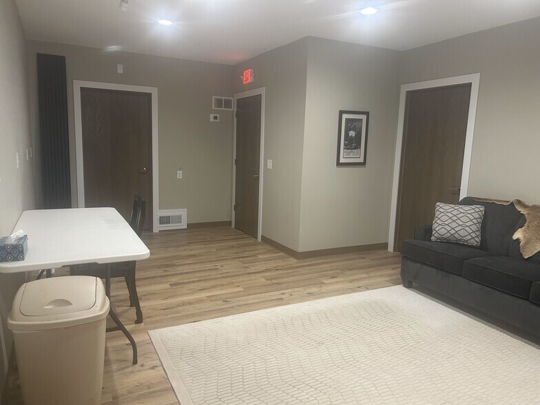 More Photos Of 705 Main St, Ridgeway Freestanding For Lease
