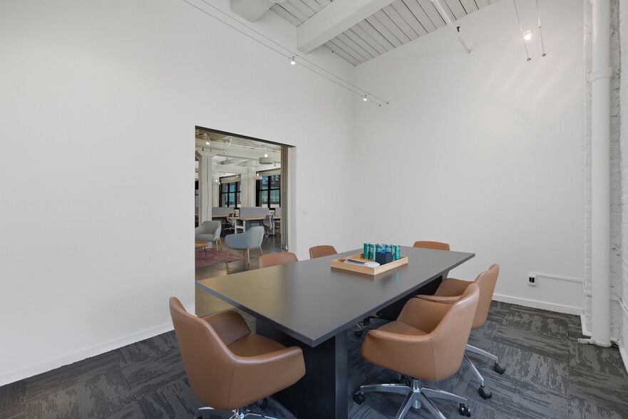 More Photos Of 224-230 W Huron St, Chicago Loft Creative Space For Lease