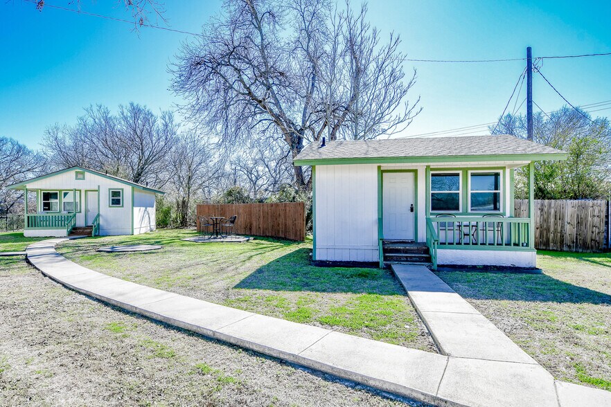 More Photos Of 512 N Travis St, Granbury Hospitality For Sale