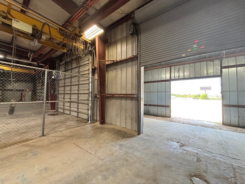More Photos Of 10959 Highway 290 W, Brenham Warehouse For Sale