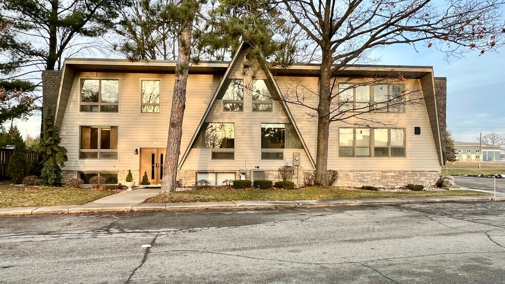 Primary Photo Of 2604 Sunnyside Dr, Cadillac Medical For Sale