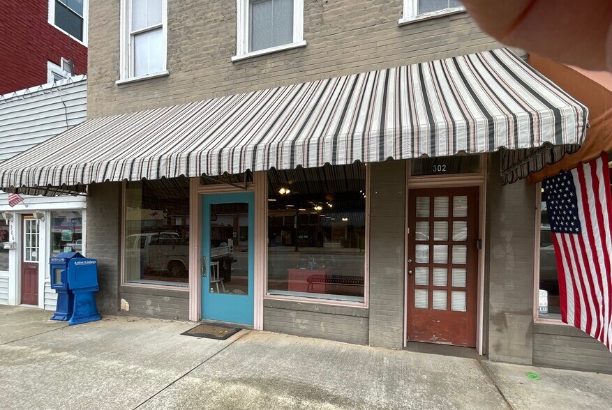 Primary Photo Of 304 Virginia Ave, Clarksville General Retail For Lease