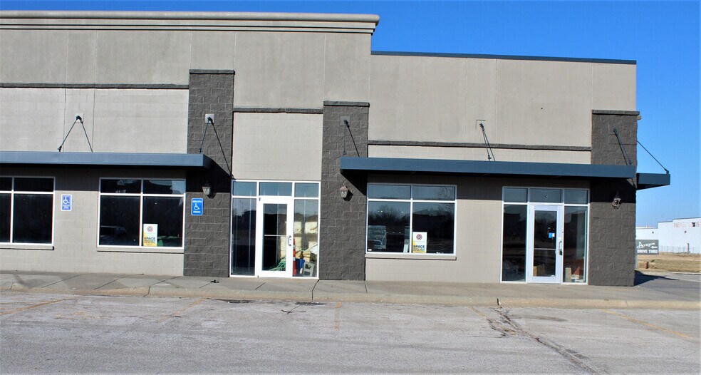 More Photos Of 4750 W Huntington Ave, Lincoln Freestanding For Lease