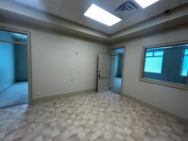 More Photos Of 630 Kennesaw Due West Rd, Kennesaw Office For Sale