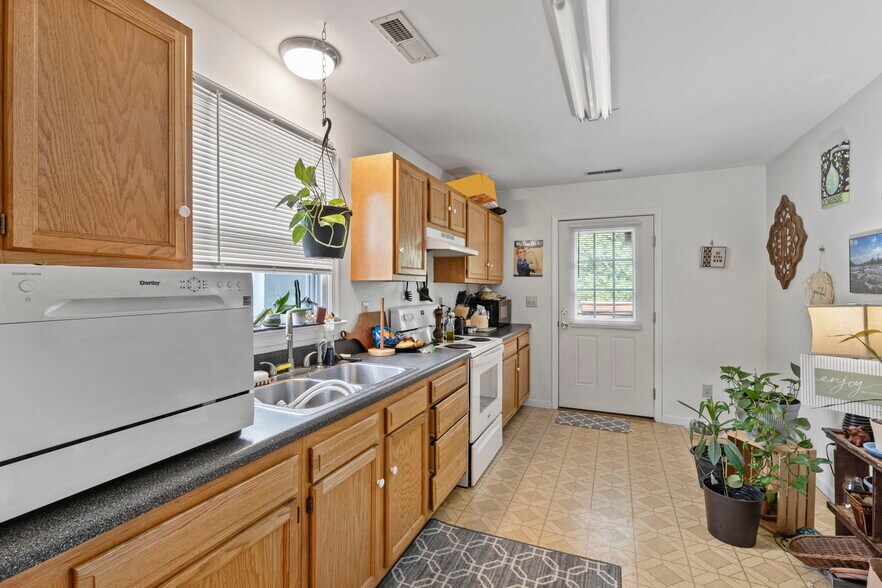 More Photos Of 485 Valley St, Scottsville General Retail For Sale