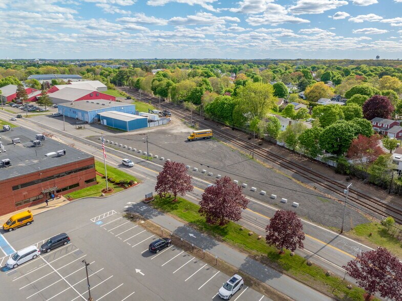 More Photos Of 27 Tozer Rd, Beverly Warehouse For Lease