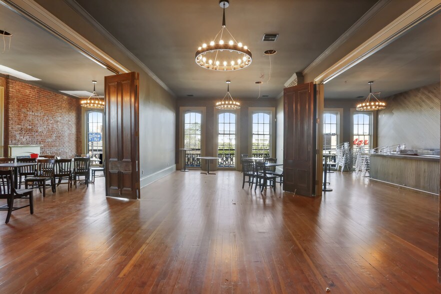 More Photos Of 3226 Magazine St, New Orleans Restaurant For Sale