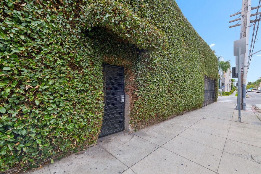 More Photos Of 702 N Van Ness Ave, Los Angeles Storefront For Sale