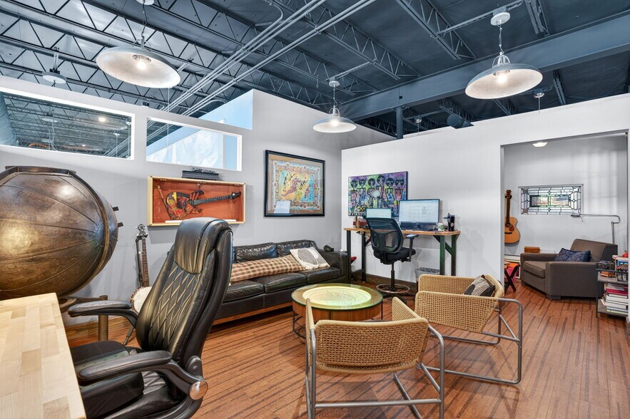 More Photos Of 2500 Emerson Ave S, Saint Petersburg Manufacturing For Sale