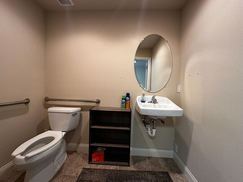 More Photos Of 170 Fitzgerald Rd, Lakeland Office For Lease