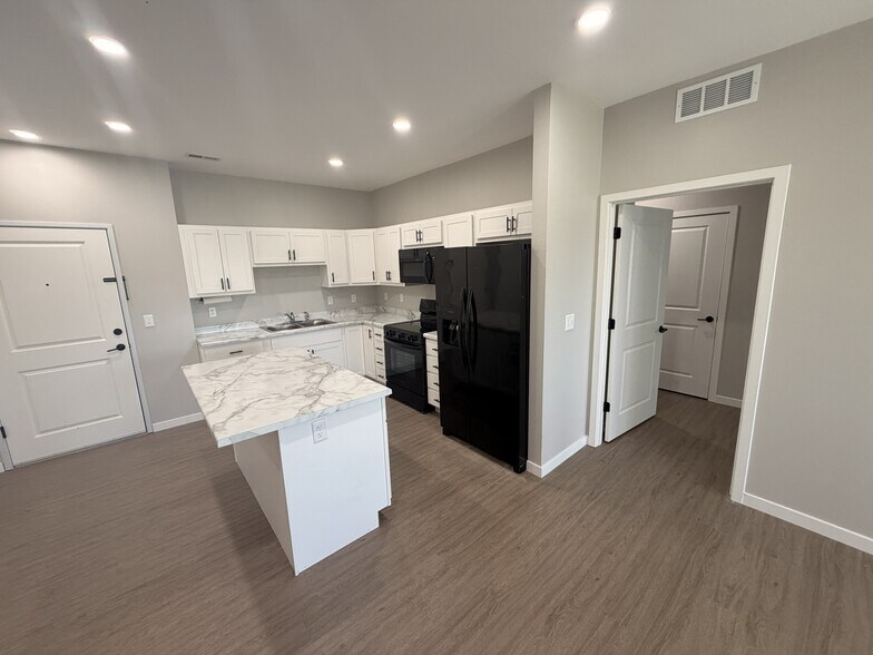 More Photos Of 1833 Curtis Ave, Chariton Apartments For Sale
