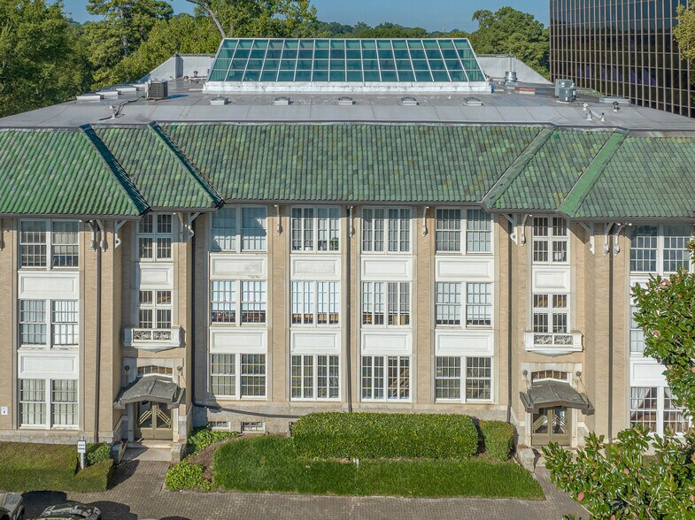 More Photos Of 1708 Peachtree St NW, Atlanta Medical For Sale