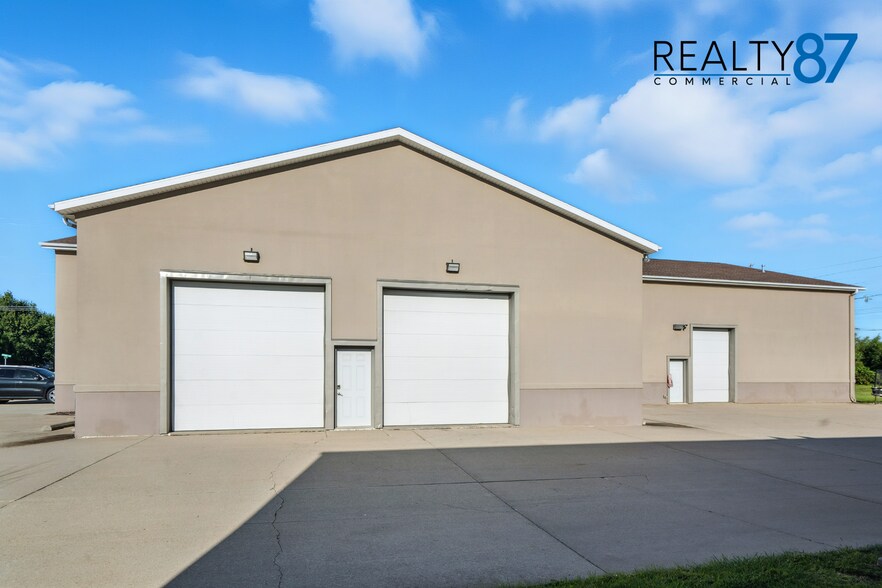 More Photos Of 2700 Stonegate Ct, Hiawatha Showroom For Sale