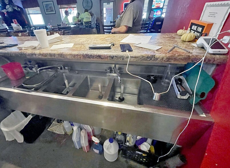 More Photos Of 109 S Maple St, Mulberry Grove Restaurant For Sale