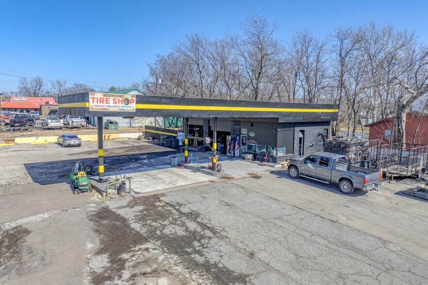 More Photos Of 1320 S Austin Ave, Denison General Retail For Sale