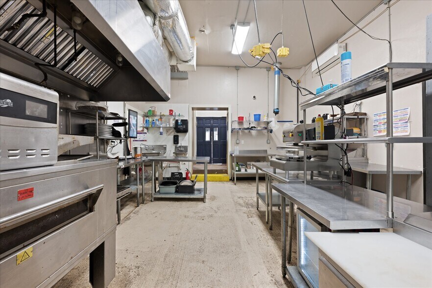 More Photos Of 629 W Main St, Yukon General Retail For Lease