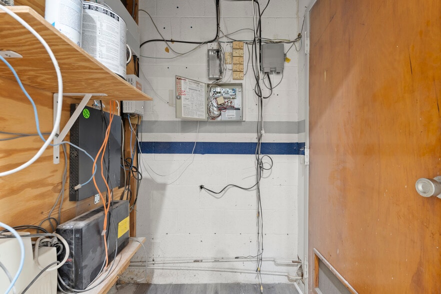More Photos Of 203 Rio Cir, Decatur Light Distribution For Lease