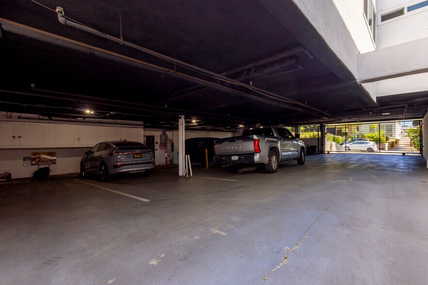 More Photos Of 1267 N Laurel Ave, West Hollywood Apartments For Sale