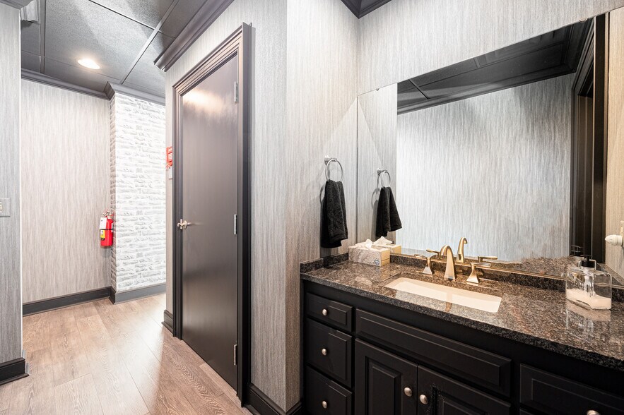 More Photos Of 300 Heath Rd, Heath Airplane Hangar For Sale