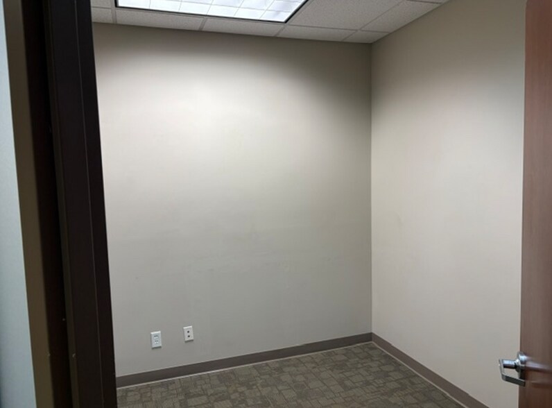More Photos Of 2555-2565 E Calumet St, Appleton Office For Sale