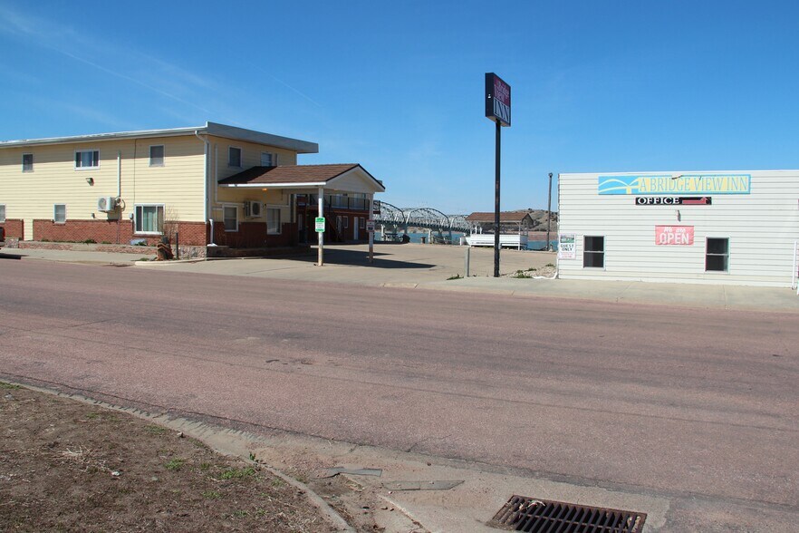 More Photos Of 115 N River St, Chamberlain Hotel For Sale