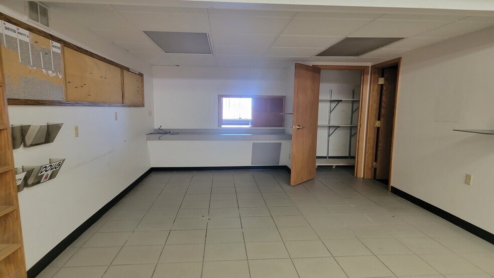 More Photos Of 10610 Washington Ave, Marshfield Warehouse For Lease
