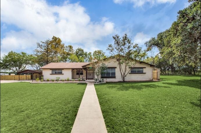 Primary Photo Of 101 Pine View Dr, Boerne Office Residential For Lease