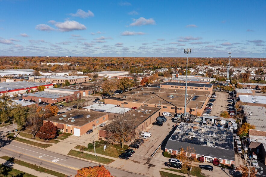 More Photos Of 3206-3210 W Lake Ave, Glenview Warehouse For Lease