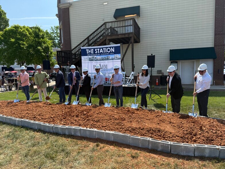 More Photos Of 126 Matthews Station St, Matthews Storefront Retail Office For Lease