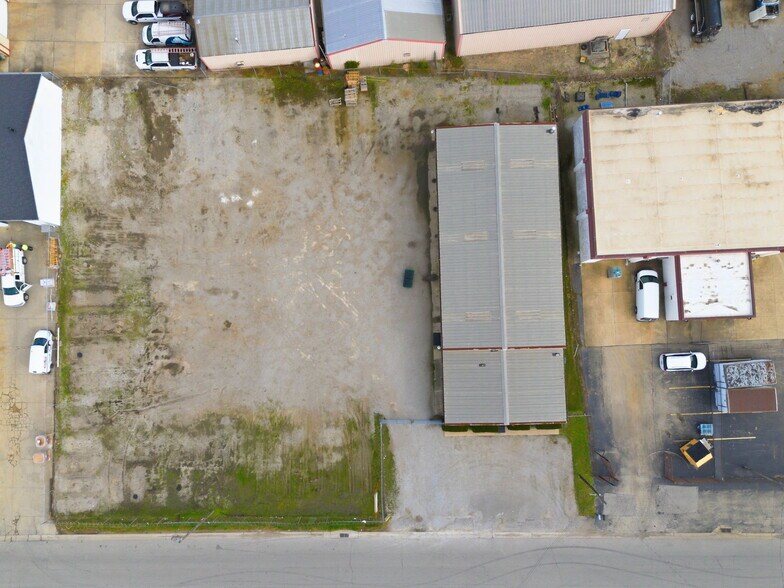 More Photos Of 4611 Pinewood Rd, Louisville Warehouse For Lease