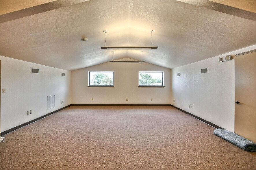 More Photos Of 202 Daisy Dr, Granbury Manufacturing For Sale