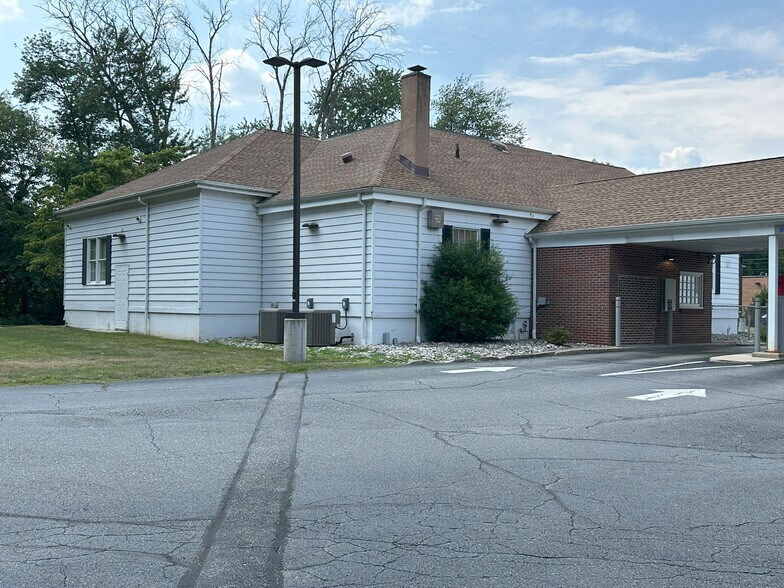 More Photos Of 152 Main St, Lincoln Park Bank For Sale